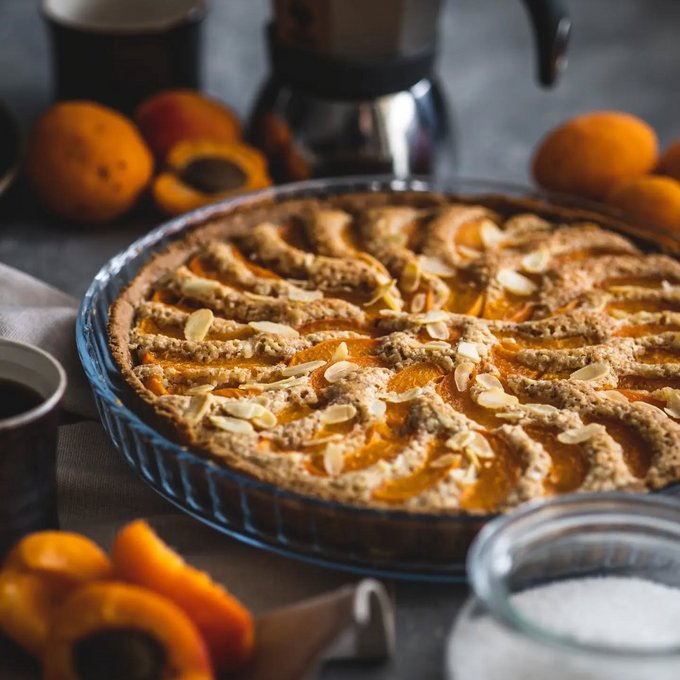 Meruňkový koláč je další ze sladkých receptů na mém blogu, který se veze na sezónní vlně dozrávajícího ovoce. 🥧☀️ Křehký koláč, ve kterém se oříšková&hellip;